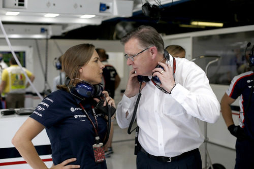 Claire Williams habla con Mike O'Driscoll en Williams