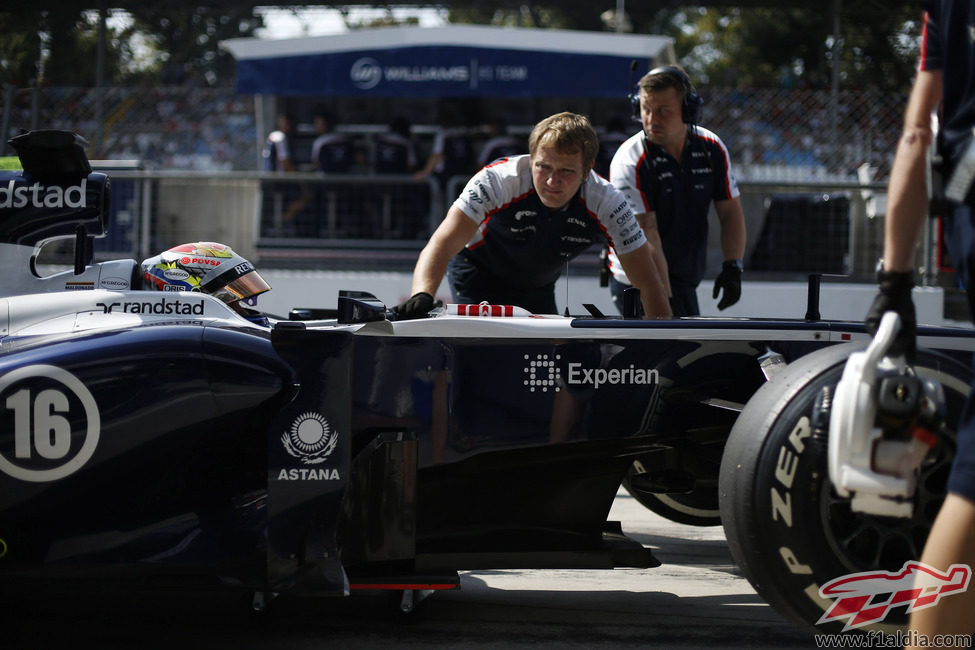 Pastor Maldonado vuelve al garaje