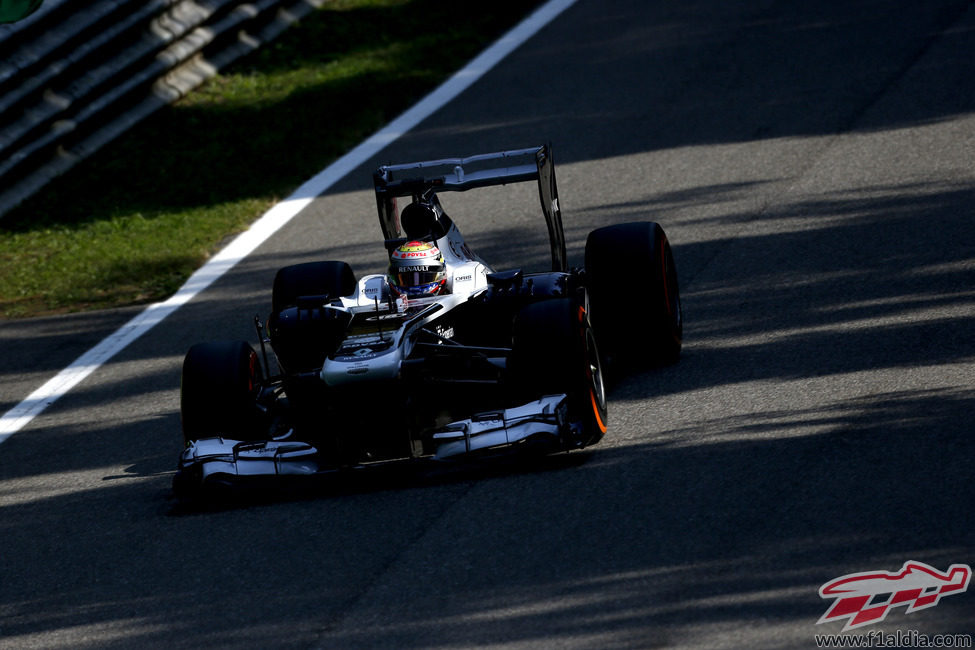 Pastor Maldonado prueba el neumático duro