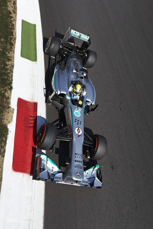 Nico Rosberg batió a su compañero en clasificación