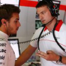 Jules Bianchi habla con ingeniero de Marussia