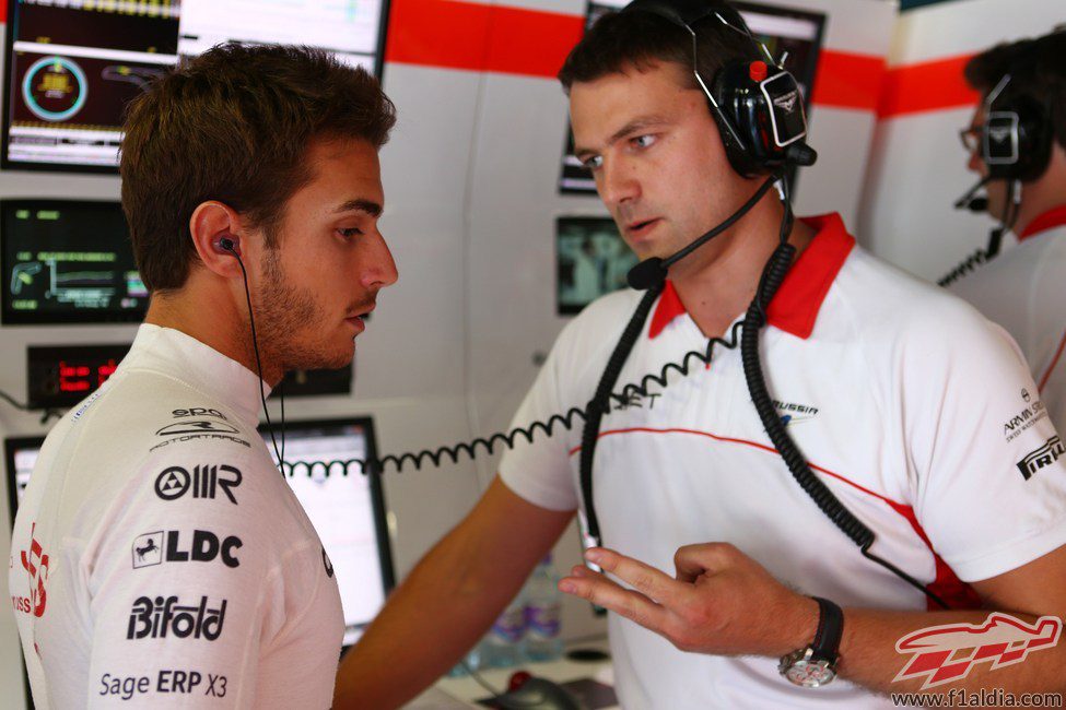 Jules Bianchi habla con ingeniero de Marussia