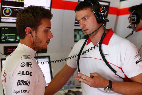 Jules Bianchi habla con ingeniero de Marussia
