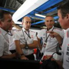 Martin Whitmarsh junto a varios ingenieros