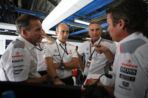 Martin Whitmarsh junto a varios ingenieros