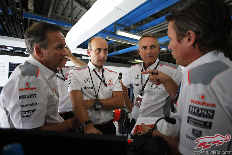 Martin Whitmarsh junto a varios ingenieros