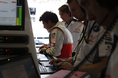 Sergio Pérez observa algunos datos en el ordenador