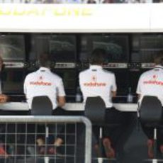Kevin Magnussen en el muro de McLaren