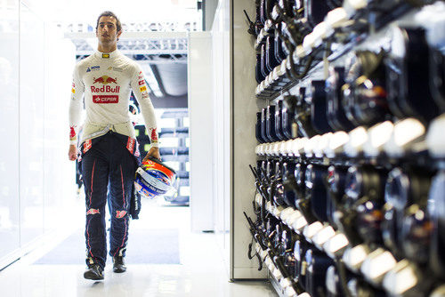 Daniel Ricciardo llega al box de Toro Rosso