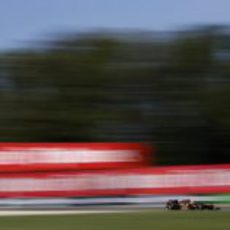 Romain Grosjean rueda con el compuesto medio