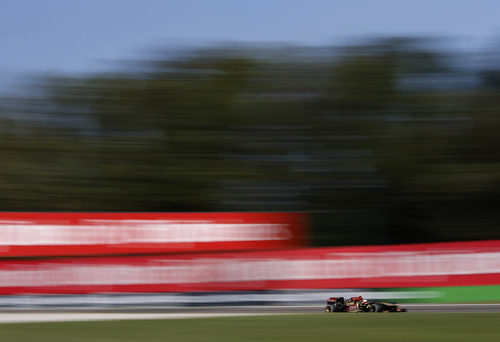 Romain Grosjean rueda con el compuesto medio