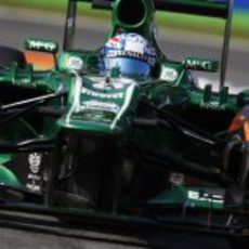 Giedo van der Garde a toda velocidad con su CT03