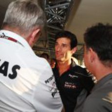 Mark Webber charlando con Ross Brawn