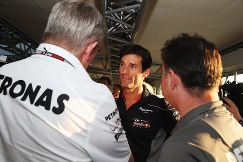 Mark Webber charlando con Ross Brawn