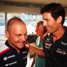 Valtteri Bottas, saludado por Mark Webber