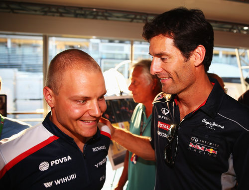 Valtteri Bottas, saludado por Mark Webber