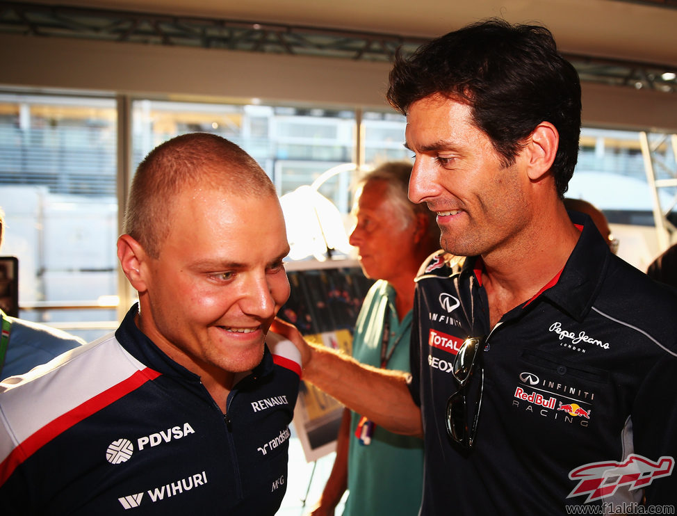 Valtteri Bottas, saludado por Mark Webber