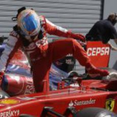 Fernando Alonso sale del Ferrari F138