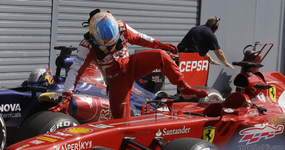 Fernando Alonso sale del Ferrari F138