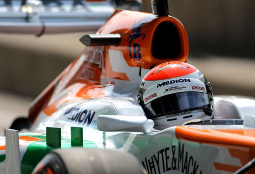 Primer plano de Adrian Sutil en VJM06