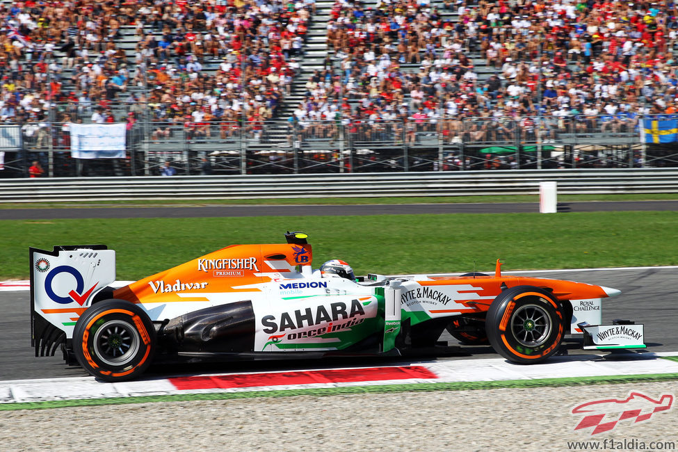 Adrian Sutil ataca los bordillos del trazado de Monza