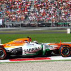 Adrian Sutil ataca los bordillos del trazado de Monza