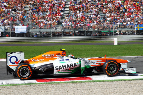 Adrian Sutil ataca los bordillos del trazado de Monza