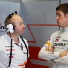 Paul di Resta concentrado en su box