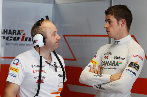 Paul di Resta concentrado en su box