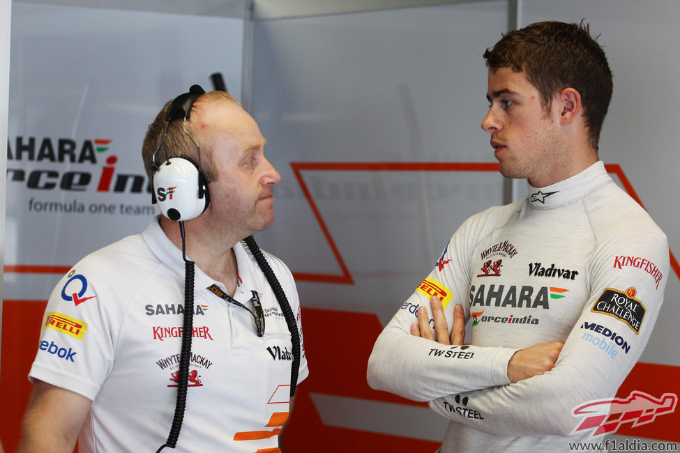 Paul di Resta concentrado en su box