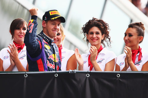 Sebastian Vettel levanta el puño vencedor