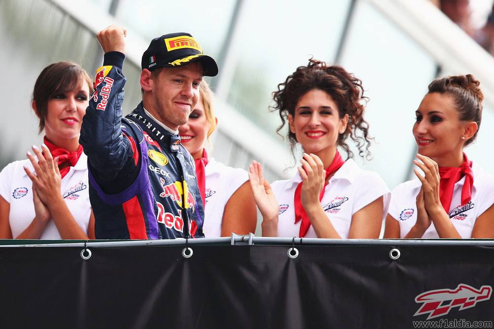 Sebastian Vettel levanta el puño vencedor