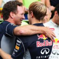 Christian Horner abraza a Sebastian Vettel