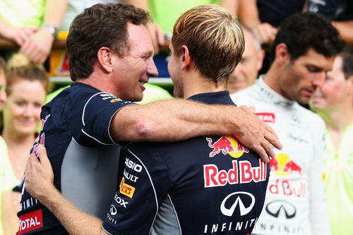 Christian Horner abraza a Sebastian Vettel