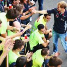 Los miembros de Red Bull felicitan a Sebastian Vettel