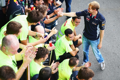 Los miembros de Red Bull felicitan a Sebastian Vettel