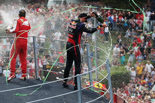 Mark Webber y Fernando Alonso echan champán a los aficionados