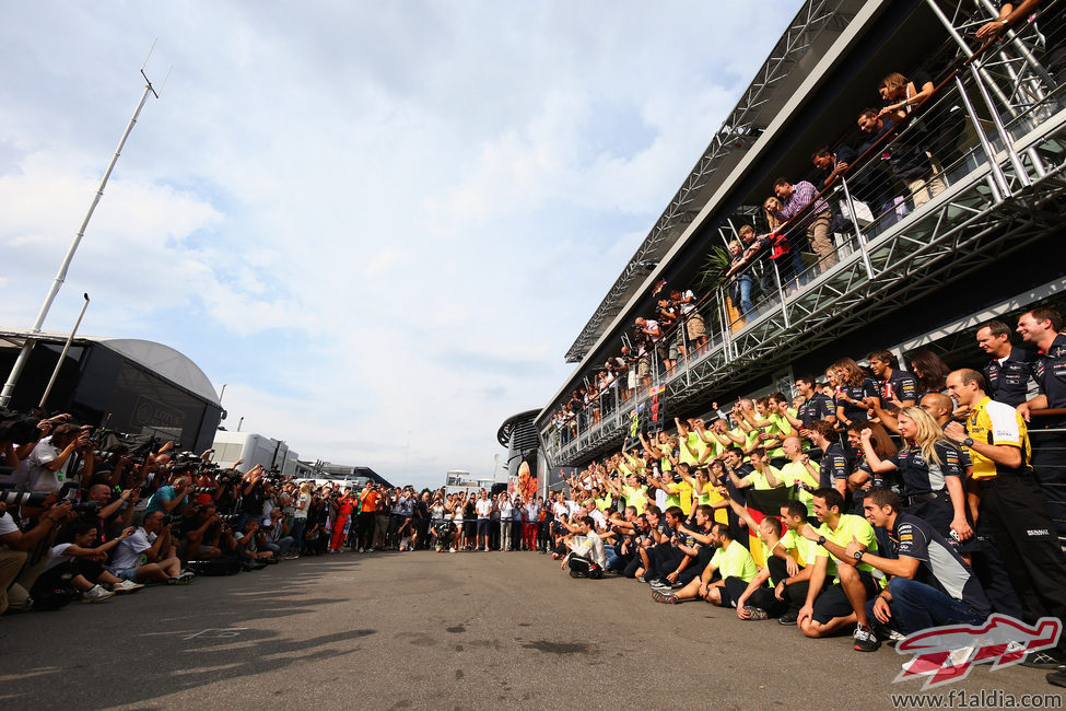 El equipo Red Bull, reunido para festejar la victoria