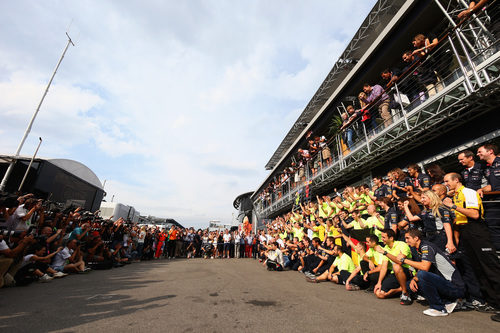 El equipo Red Bull, reunido para festejar la victoria