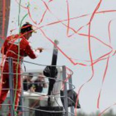 Fernando Alonso celebra su podio con los 'tifosi'