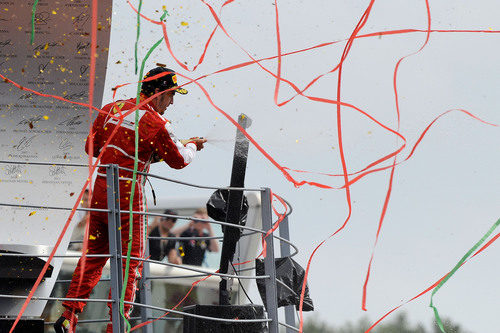 Fernando Alonso celebra su podio con los 'tifosi'