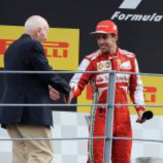 John Surtees felicita a Fernando Alonso