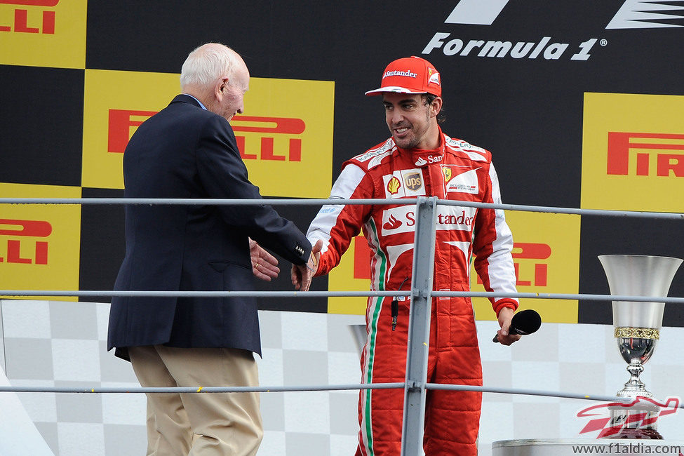 John Surtees felicita a Fernando Alonso