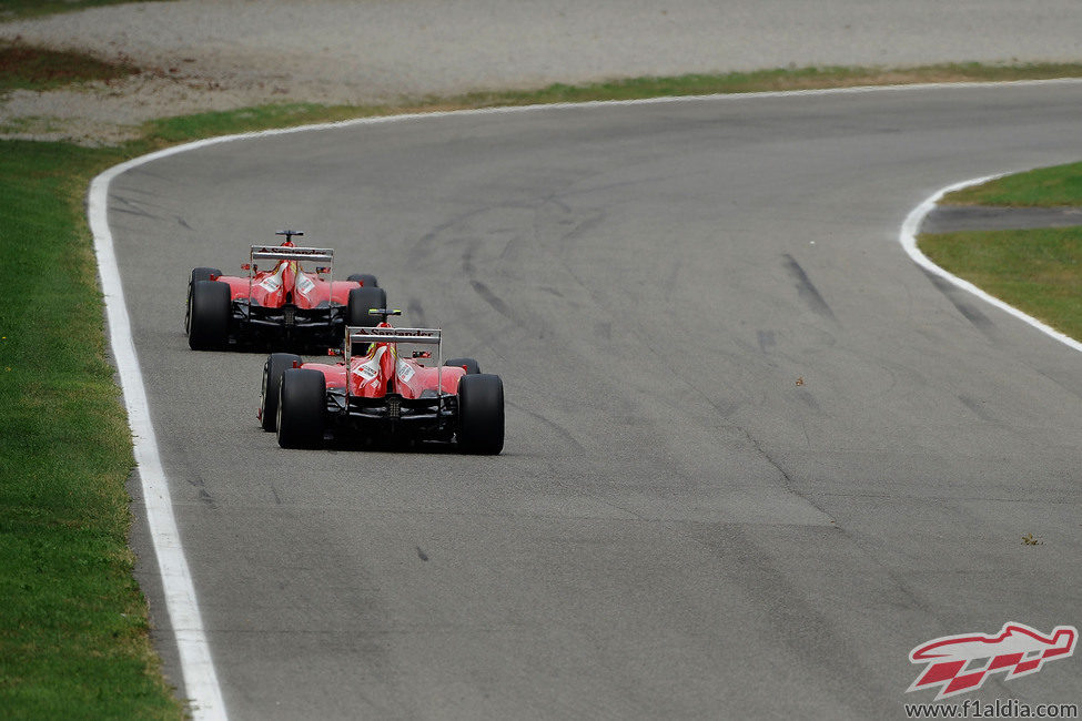 Felipe Massa y Fernando Alonso llegan a una curva