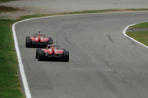 Felipe Massa y Fernando Alonso llegan a una curva