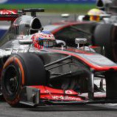 Jenson Button rueda por delante de su compañero