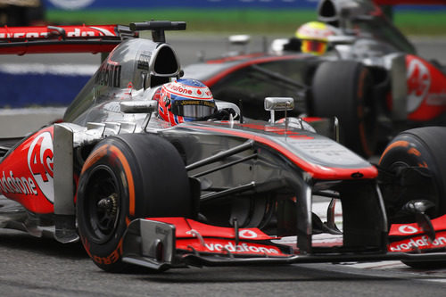 Jenson Button rueda por delante de su compañero