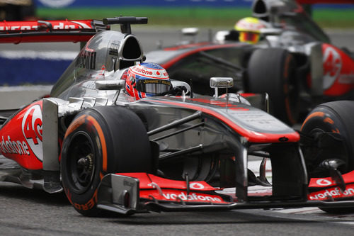 Jenson Button rueda por delante de su compañero