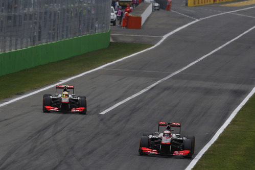 Jenson Button y Sergio Pérez luchando en Italia