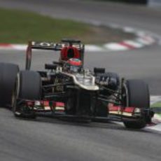 Kimi Räikkönen sale de la triple chicane Ascari